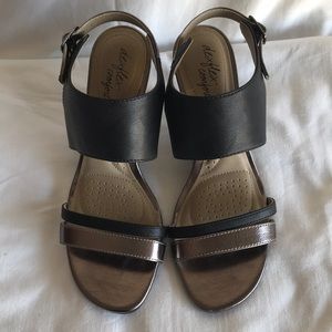 Dexflex comfort wedged black/ gold sandals Sz 6.5